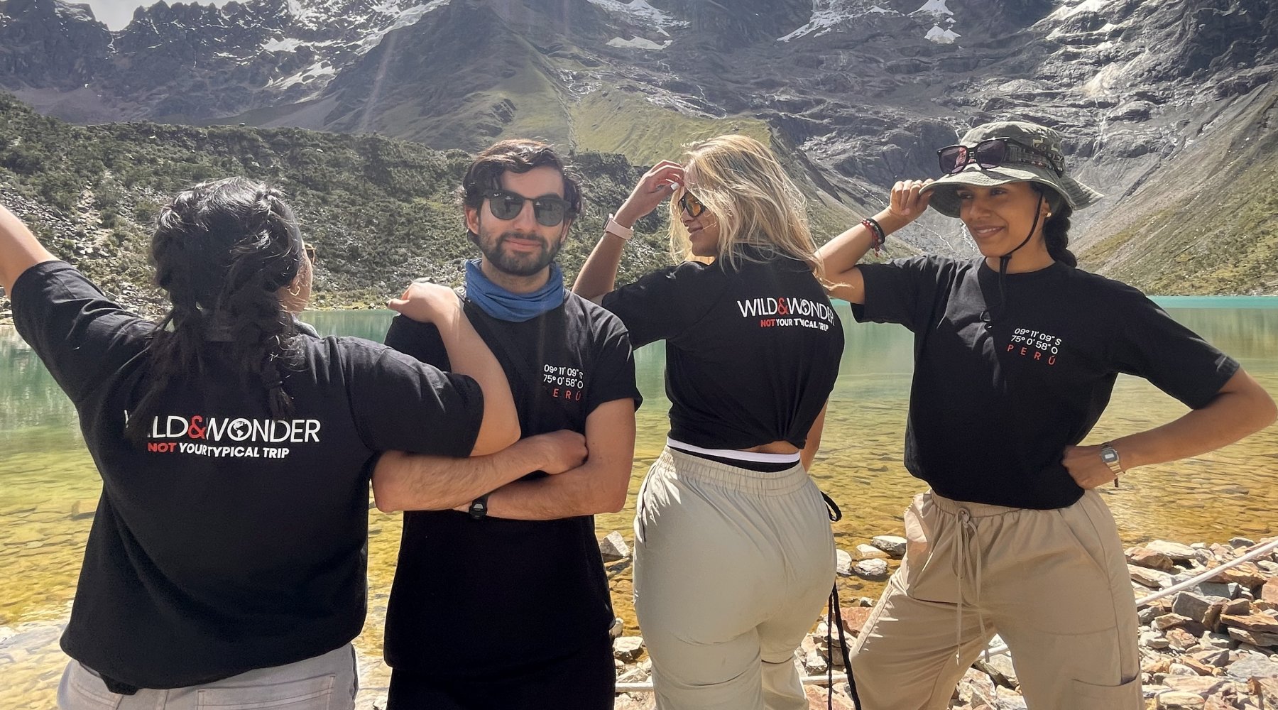 Grupo de viajeros de Exploria en la montaña