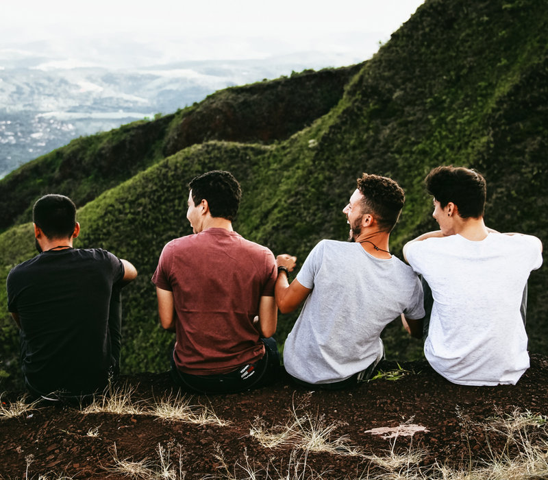 Amigos observando el paisaje desde la montaña